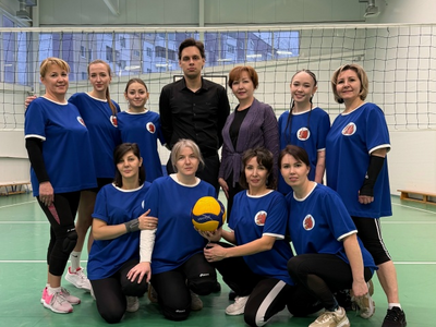 Коллектив нашего детского сада отличился на городских соревнованиях по волейболу, заняв почетное второе место среди 36 дошкольных образовательных учреждений города Сургута. Огромное спасибо нашим коллегам-болельщикам, поддержавшим участников соревнования на протяжении всего турнира. Мы гордимся нашей сплоченностью и дружбой коллектива, благодаря которым мы смогли достичь такого результата. Особенная благодарность организаторам соревнований — Профсоюзу образования "Профсоюз86", объединившему всех участников дошкольных учреждений и подарившему незабываемые эмоции и впечатления. Наши достижения радуют! Вместе мы сможем всё!