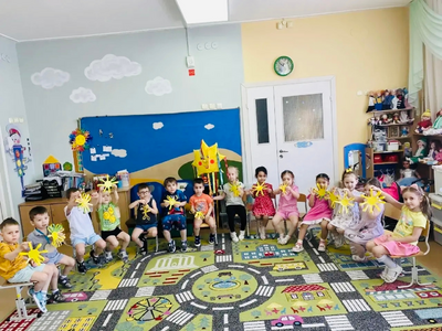 Широкая масленица...
Нас зовет на праздник — солнце, Нынче — проводы зимы, Встреча будущей весны!Масленица - весёлый и озорной праздник, который длится целую неделю.В эти дни устраивались игры, выступления ряженых, народные гуляния. Недаром этот праздник называли широкой Масленицей. С песнями и весёлыми закличками звали Солнышко, чтобы оно теплее согревало землю, а Весна - красна не задерживалась. Вот и ребята средней группы «Капелька»познакомились с народными традициями этого замечательного праздника, разучили заклички, сделали аппликацию «Солнышко».Поздравляем всех со светлым праздником Масленицы! Пусть весенним теплом ворвется в нашу жизнь солнечная радость и благодать! Воспитатели: Хамиранова Рамиля Сахипзадовна, Сайфулина Тамара Фидарисовна