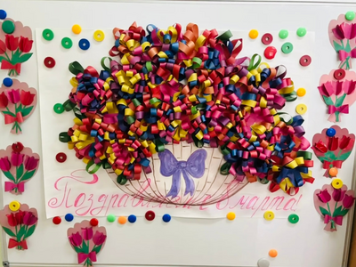 Как наши ребята готовили сюрпризы для мам к 8 Марта. Весна в саду началась не только с первого тёплого солнца, но и с большой секретной подготовки. Всю неделю в «Творческих мастерских» кипела работа — ребята создавали праздничные открытки для самых дорогих и любимых людей на свете. Изготовление открытки — это не просто аппликация, это настоящий ритуал. Почему самодельная открытка — это лучший подарок? Потому что в процессе работы дети вкладывают в неё всю свою любовь. Вырезая лепестки и подписывая имена, они вспоминали мамины улыбки, нежные руки и добрые сказки на ночь. Для ребят этот процесс стал уроком заботы и благодарности. А для мам эти яркие открытки станут бесценным сокровищем, которое будет долгие годы напоминать об этой весне. С праздником, дорогие наши мамы и бабушки! Пусть весна в ваших сердцах длится круглый год!