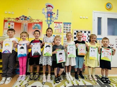 Наши папы — наши герои! В группе «Следопыты» прошел творческий день, посвященный Дню отца. Ребята с большим теплом нарисовали портреты своих пап. Дорогие папы, поздравляем вас с праздником! Ваши дети видят в вас настоящих супергероев. Воспитатели: Вильданова Е.О., Гашумова О.К.