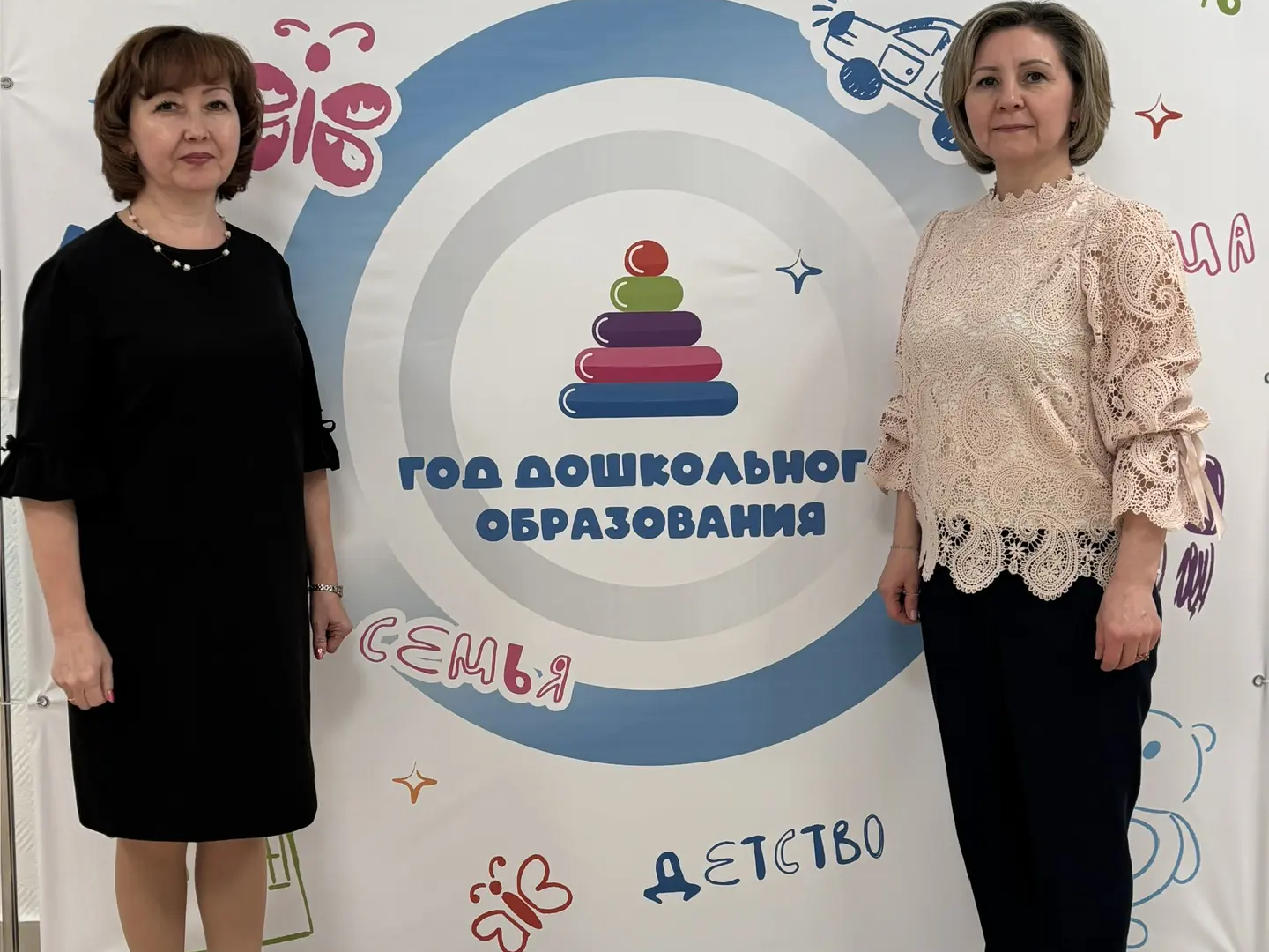 Наш детский сад принял участие в научно-практической конференции «Точки опоры и точки роста в системе дошкольного образования города Сургута».Организатор — Международная педагогическая академия дошкольного образования.От нашего учреждения выступили:Сиргалина Гульнара Айратовна(заведующий МБДОУ № 17 «Белочка») с темой «Образовательная среда ДОУ как средство нравственно-патриотического воспитания дошкольников».Елена Юрьевна Четверкина (заместитель заведующего по УВР) с презентацией опыта работы «Патриотическое воспитание детей на основе приобщения к традиционным ценностям многонационального российского народа в рамках реализации программы «Наша Родина — Россия».Вместе представили опыт патриотического воспитания детей дошкольного возраста и внесли вклад в развитие дошкольного образования.