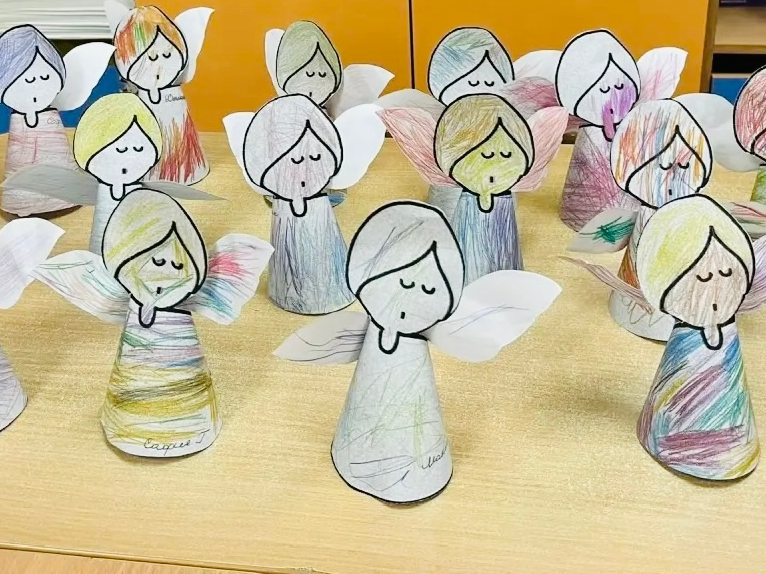 После встречи Нового года, наступило веселое время святочных колядок.  В нашем детском саду стало хорошей и доброй традицией проводить рождественские колядки. Ребята знакомятся с традициями праздника, учат песни-пожелания, наряжаются и ходят в гости с пожеланиями добра, благополучия, в ответ получают подарки.
Особенно нравится ребятам святочное гадание, каждому из присутствующих хочется узнать, что его ждёт в следующем году. В завершение праздника ребята сделали рождественского ангела - символ Рождества. Пусть ваш дом будет наполнен маленькими ангелочками, которые принесут вам счастье! Воспитатели: Сайфулина Т.Ф., Хамиранова Р.С.